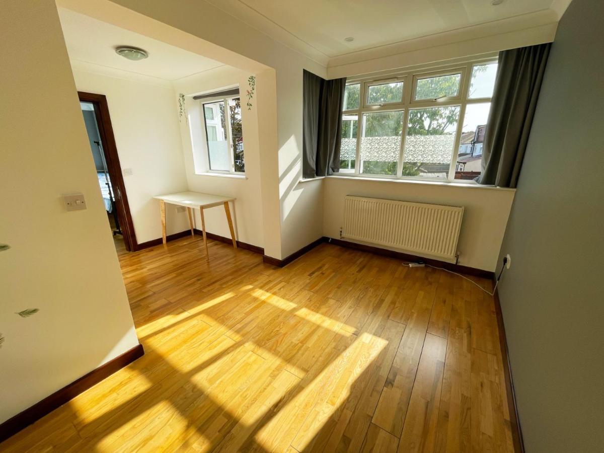 New Look, 7 Minutes To Station, 20 Minutes To Central London Streatham Vale Esterno foto